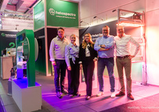 Bij Heliospectra stralen de lampen zo fel dat Denis Dullemans bijna een hologram lijkt - maar we hebben het gecontroleerd, hij is het echt, en collega's Bonny Heeren, Emelie Gustafsson ook