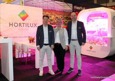Hortilux nam de 4-kanaals NXTLED mee naar Fruit Logistica. Op de foto: Lawrence Kemerink, Vera Bouklakova en Paul van der Valk