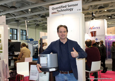 Paul Kengen (Quantified Sensor Technology) presenteert de Smart Gutter single pot, een variant op de weeggoot voor zachtfruittelers die in potten telen.