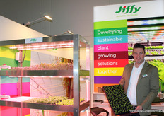 Wim Braam met Jiffy Gel, een nieuw groeimedium dat telers op termijn zelf op eigen locatie moeten gaan produceren.