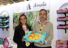 Juliana Romero García en Diego Felipe Gonzalez (Amelie Flowers & Fruits) met een doos vol Curuba, een importproduct uit Zuid-Amerika. Amelie importeert producten uit Zuid-Amerika naar Aalsmeer.