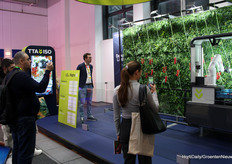 Elk uur een demo met tomatenoogstrobot HarvAI bij TTA-ISO, en elk uur weer volop publiek.