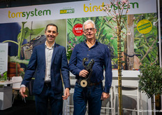 Alberto Lizarraga van Agrifast en Dirk-Jan Haas van Hortiware. Het Tom-systeem is beschikbaar in voor zowel groentenplanten als bomen, dus op de stand naast de tomaten ook wat lente te vinden
