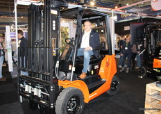 Kijk hier de DL 25 PRO DutchLift, het kan ook niet anders dan dat hij oranje is