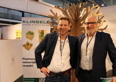 Carol Sterk en Hans de Wijer Bij hun kartonnen boom, Klingele Golfkarton