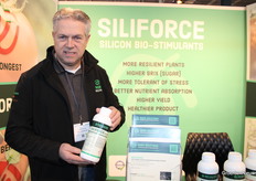 Norbert Huveneers, Agro-Solutions, laat de Siliforce zien, dat een Nederlandse goedkeuring certificaat heeft
