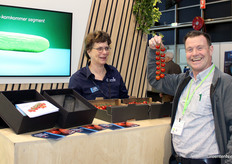 Henny van Gurp (Glastuinbouw Nederland) houdt niet alleen van aardbeien. Leonie Hogendonk (Bayer De Ruiter) nodigt Henny uit voor een proeverijtje.