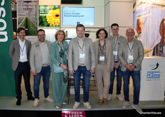 Marcel Nouel, Dominique Blok, Clarinda Gros, Remco Meewisse, Marleen van der Torre, Stefan van Os en Tino Rikkers (Svensson). Nieuw in hun midden: Remco Meewisse, voor wie het de eerste beurs was in Svensson-tenue.