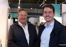 Vader en zoon Van der Gaag: Chris en Vincent present namens Dutch Lion, bezig met een vernieuwende manier van sla telen.