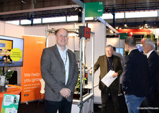 Bert van Tol (Sendot) met op de achtergrond collega Frits van Horssen in gesprek. Sendot presenteert een nieuwe generatie sensoren, waarover later meer.