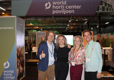 Will Zuiderwijk, Puck van Holsteijn en Mario Nederpelt (World Horti Center) en Wendy Scholtes-Bos (Gemeente Westland). Bezoekers konden zich bij laten praten over de ontwikkeling van de Flora Campus.