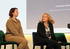 Inge Bergsma-de Vries liet het telersgeluid horen tijdens het FVO-congres. Naast haar op het podium Adri Bom-Lemstra namens Glastuinbouw Nederland