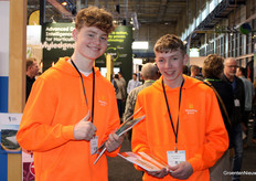 Deze heren waren aan het flyeren voor Houweling Horticulture. In fel oranje waren ze niet te missen de ingang van de beurshal.