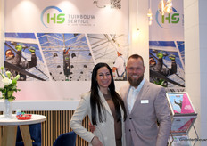 Charmaine en John Torenstra (HS Tuinbouw Service). Met hulp van een speciale coating renoveert het bedrijf roestige goten. 