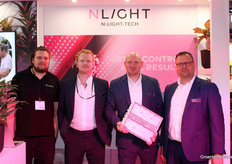 Thomas Kehus, Matthew Beeby, Joram Wijnaendts van Resandt en Joost van Rooij (NLight) met een serie volledig armaturen.