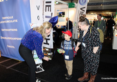 Marion Lestraden (Nivola) maakt een jonge beursbezoeker blij met een ballon.