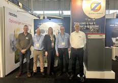 uiterst links op de foto: Jan Zantingh, nieuw bij Zantingh dat een stand deelde met Resideo