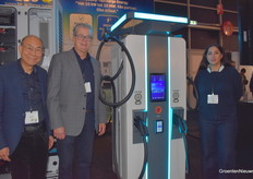 Yongli Chang, Marius Bouwers en Mahdkht Hemati van BessQ met hun E-Charger