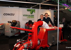 Oscar Sprenkels en Kees Ettema (Verhagen Leiden) introduceren een volledig elektrische borstel bladzuiger. Zo blijft de kas ook tijdens de teelt schoon.