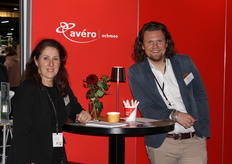 Femke Bongers en Bram Wijnen (Avero Achmea) staan samen met tussen personen op de beurs.
