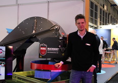 Arné Dekker van Burg Machinery op de foto met de nieuwste kistenvuller om om tomaat en paprika, vrucht vriendelijk in kuubskisten te leggen.