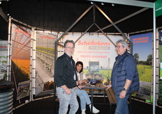 Een goed gesprek in de stand van Schellekens-Totaalprojecten Jan Pieter Schellekens samen met zijn vrouw Petra en  enthousiaste bezoeker.
