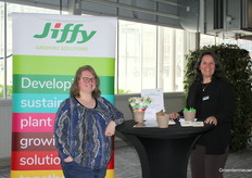 Josien de Langen en Heleen Kuitert van Jiffy uit Zwijndrecht. zijn hard opzoek naar allround operators en monteurs.