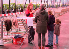 De eerste halte tijdens de rondleiding was Marloes. Zij hielp de kinderen op weg met hun speurtocht.
