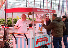 MechaTronix had de ijscoman meegenomen. De ijsjes vonden, ondanks de natte sneeuw buiten, gretig aftrek.