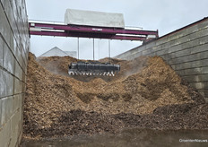 De bovenloopkraan van Flier Systems helpt de biomassacentrale voeden met genoeg houtsnippers