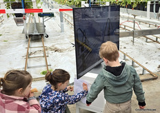 De kinderen vermaakten zich met de speurtocht, de volwassen konden videobeelden kijken van het schoonspuiten van teeltgoten.
