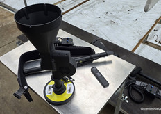 Voor het uitzetten van biologische bestrijders worden onder meer deze verblazers van Biobest gebruikt