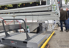 Rembrandt van Meegen van Hortiworld in gesprek met een geïnteresseerde bezoeker bij de Entomatic die biologische bestrijders uitzet in het gewas.