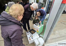 Jong en oud gebiologeerd door beestjes.