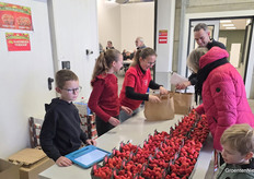 Wie wilde kon met vers geplukte aardbeien naar huis. Terwijl Jan van Genderen de ene na de andere bezoeker verwelkomde, zorgde zijn vrouw Jacolien dat de aardbeienverkoop doorliep.