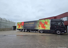 Totdat de verpakkingshal in Egchel helemaal is ingericht rijdt deze vrachtwagen vol aardbeien vanuit Egchel naar de andere locatie van Royal Berry. In de toekomst gaat Royal Berry verpakken in Egchel, en die dienst ook aan andere aardbeientelers van Kompany uit de buurt aanbieden.
