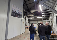 Naast de kassen van voorheen Wijnen Square Crops staat een indrukwekkende biomassacentrale. Wie wilde, kon binnen uitleg krijgen over de installatie.