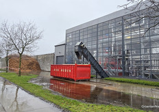 De biomassacentrale levert warmte, elektriciteit en CO2 op voor de aardbeienkassen.