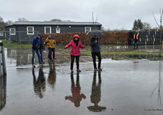 Langs twee kanten van de Molenheg in Egchel staan de kassen van Royal Berry. Tijdens de rondleiding moest je even naar buiten, en kwamen voor het binnengaan van de onbelichte kas hoge schoenen op de natte zaterdag goed van pas.