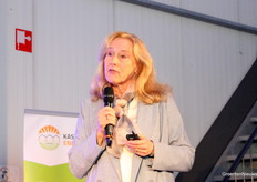 Adri Bom-Lemstra kreeg de zaal stil. Tijdens de koffie was het nog een 'takkeherrie' in de zaal met vooral mannen. Dat viel haar op, en laat zien dat het LichtEvent populair is, ook als bijpraatmoment.