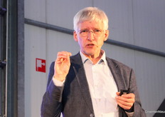 De hoofdspreker tijdens het plenaire programma was Martien Visser, bekend van X waar hij veel energie-informatie deelt. Martien is emeritus-lector bij de Hanzehogeschool Groningen. Hij is met pensioen dus, en doet alleen nog leuke dingen. De glastuinbouwsector toespreken vindt hij leuk. De sector is volgens Martien 'één van de innovatiefste sectoren van Nederland.'