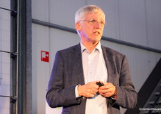 Tot slot van zijn presentatie dropte Martien Visser nog even de term kostenveroorzakersbeginsel. Partijen die hoge netkosten veroorzaken zouden meer moeten betalen. De glastuinbouw blinkt uit in flexibiliteit, en kan bij invoering van het kostenveroorzakersbeginsel een voordeeltje hebben ten opzichte van minder flexibele sectoren, waar de LED-lampen bijvoorbeeld niet zo makkelijk aan en uit gaan als in de kas.