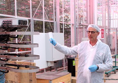 Eric Poot van Delphy toont Polly+, een bestuivingsrobot van Arugga die bij Delphy wordt getest in een teelt waarin vooral in de donkere periodes of in periodes met een dicht scherm een alternatief wordt gezocht voor bestuiving door hommels, die in donkere periodes minder goed vliegen.