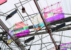 De speciale panelen van Voltiris hebben vernieuwde filterpanelen. De panelen zijn ontworpen om in kassen te hangen zonder de groei van het gewas te belemmeren. Ze filteren specifiek het lichtspectrum dat niet essentieel is voor de fotosynthese, waardoor de planten voldoende licht behouden en tegelijkertijd energie wordt opgewekt.