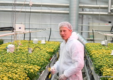 Sander Hogewoning (Plant Lighting) tussen de Kalanchoë. Het onderzoek is gericht op verdamping.