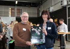 Frits van Horssen (Sendot) greep de kans aan om in de pauze Anja Dieleman (WUR) blij te maken met haar gewonnen prijs op HortiContact.