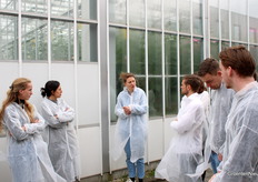 Janneke Grit (WUR) beantwoord een van de vele vragen die er waren tijdens de uitgebreide rondleiding.