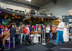 In de hal wordt normaal hard gewerkt, nu werd er goed geborreld