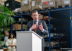 Bouke Arends, burgermeester van het Westland, feliciteert de club en benadrukt de Westlandse roots van het bedrijf en de bijdrage aan het food cluster