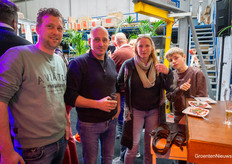 Frank van Eik kletst bij met Wilco, Miriam en Niels Biemans van komkommerkwekerij Biekom